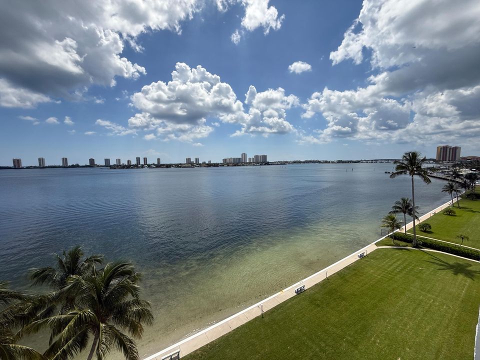 Active With Contract: $289,900 (2 beds, 2 baths, 1363 Square Feet)