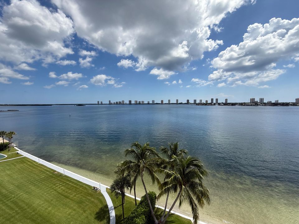 Active With Contract: $289,900 (2 beds, 2 baths, 1363 Square Feet)