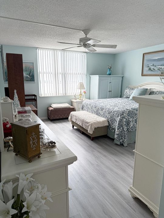 Active With Contract: $289,900 (2 beds, 2 baths, 1363 Square Feet)