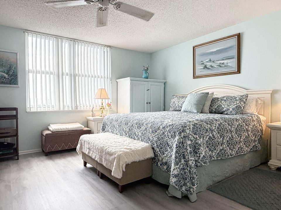 Active With Contract: $289,900 (2 beds, 2 baths, 1363 Square Feet)