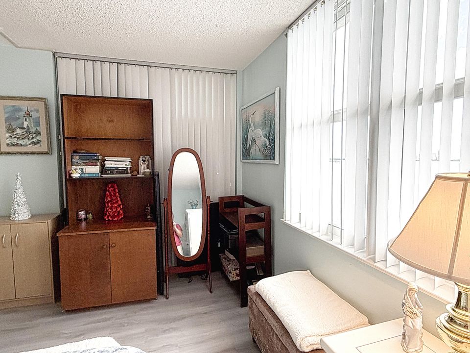 Active With Contract: $289,900 (2 beds, 2 baths, 1363 Square Feet)