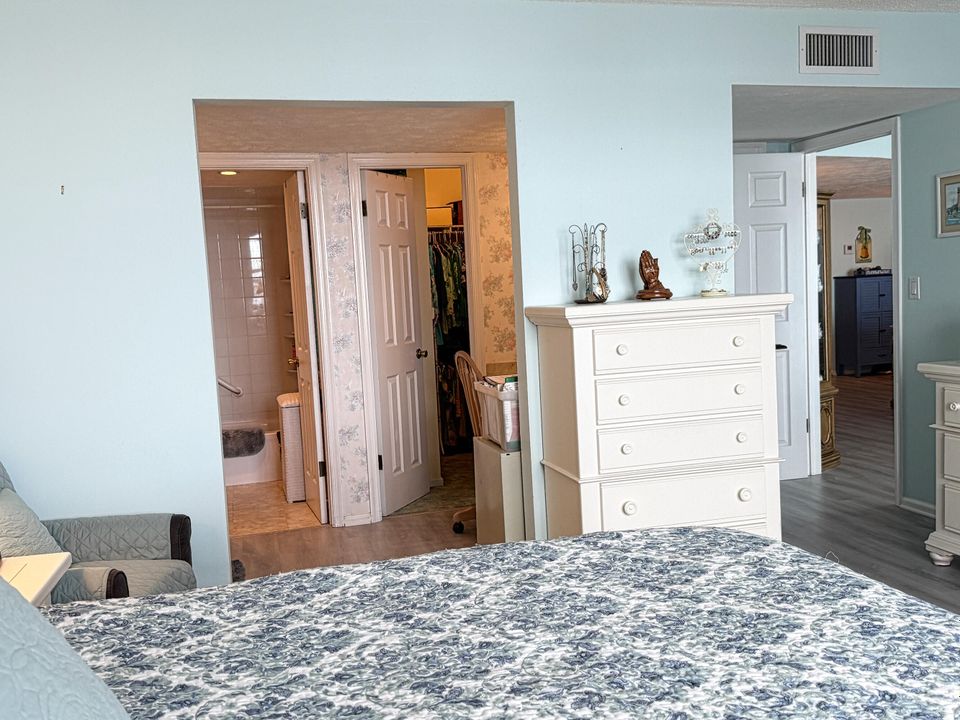 Active With Contract: $289,900 (2 beds, 2 baths, 1363 Square Feet)