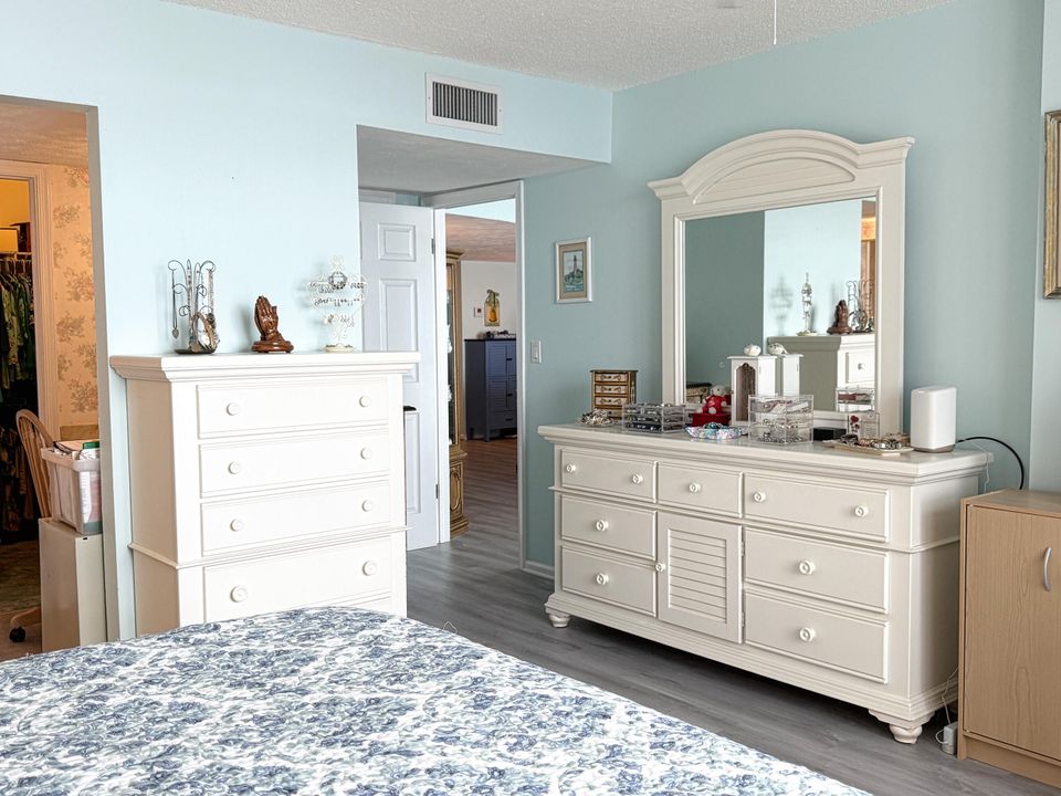 Active With Contract: $289,900 (2 beds, 2 baths, 1363 Square Feet)