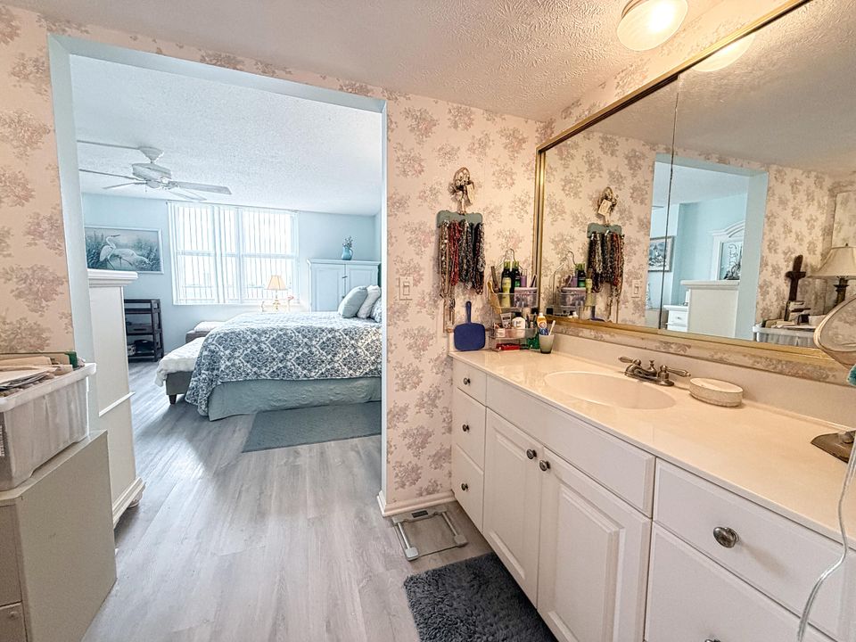 Active With Contract: $289,900 (2 beds, 2 baths, 1363 Square Feet)