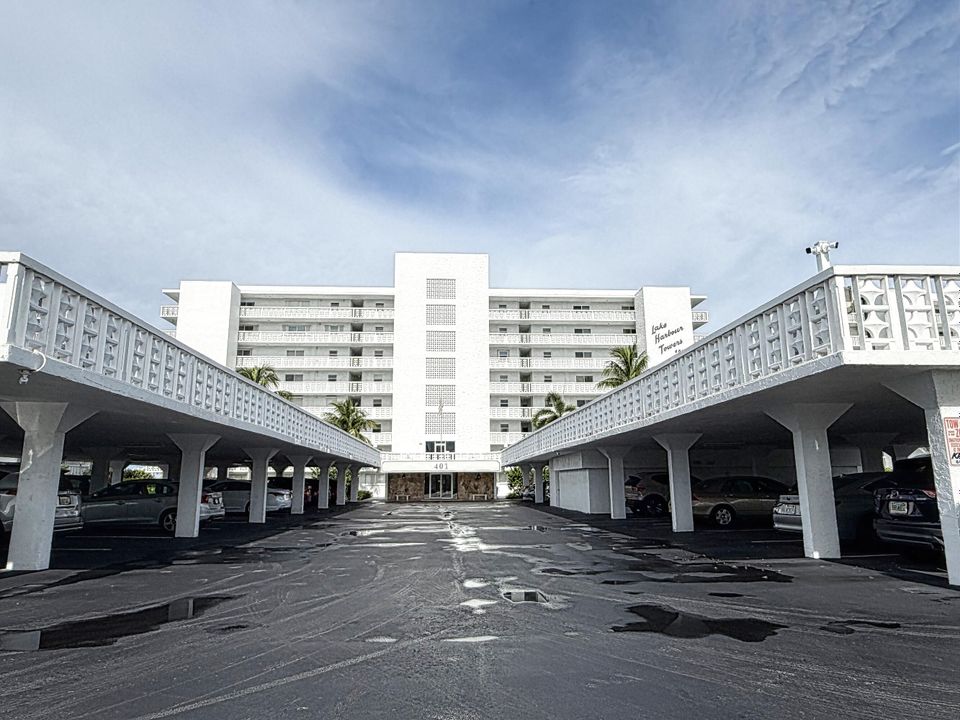 Active With Contract: $289,900 (2 beds, 2 baths, 1363 Square Feet)