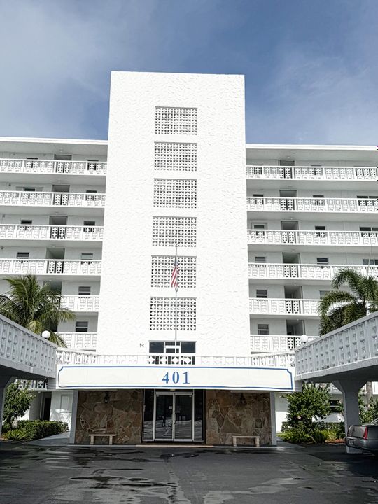 Active With Contract: $289,900 (2 beds, 2 baths, 1363 Square Feet)