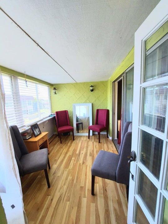 For Sale: $89,900 (1 beds, 1 baths, 660 Square Feet)