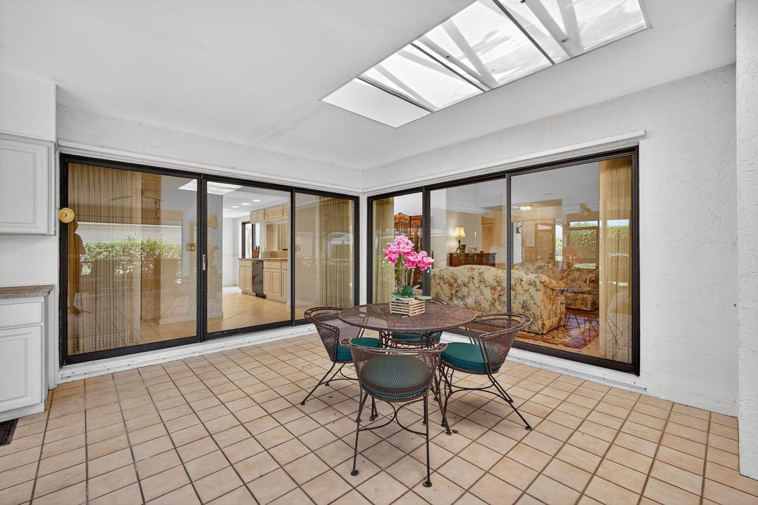 合同活跃: $1,050,000 (3 贝兹, 2 浴室, 1930 平方英尺)