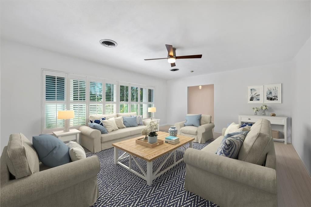 合同活跃: $1,100,000 (4 贝兹, 3 浴室, 2363 平方英尺)