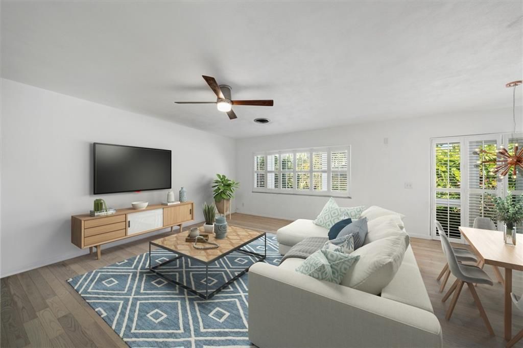 合同活跃: $1,100,000 (4 贝兹, 3 浴室, 2363 平方英尺)