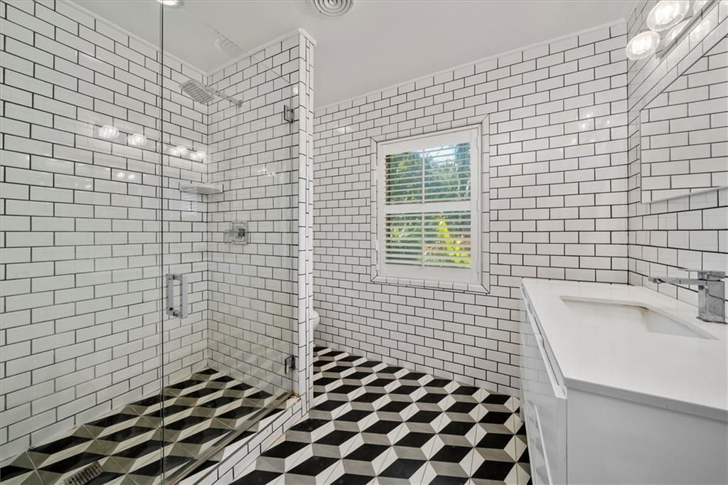 合同活跃: $1,100,000 (4 贝兹, 3 浴室, 2363 平方英尺)