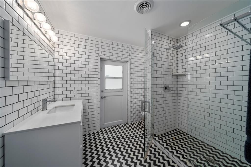 合同活跃: $1,100,000 (4 贝兹, 3 浴室, 2363 平方英尺)