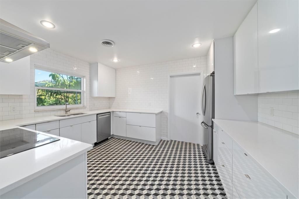 合同活跃: $1,100,000 (4 贝兹, 3 浴室, 2363 平方英尺)