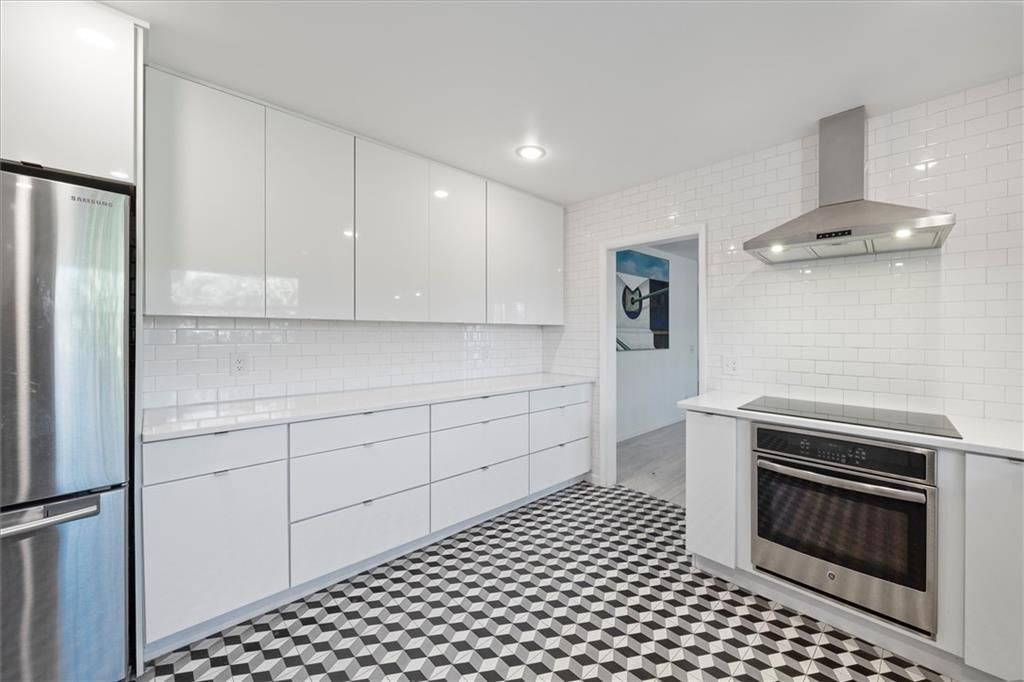 合同活跃: $1,100,000 (4 贝兹, 3 浴室, 2363 平方英尺)