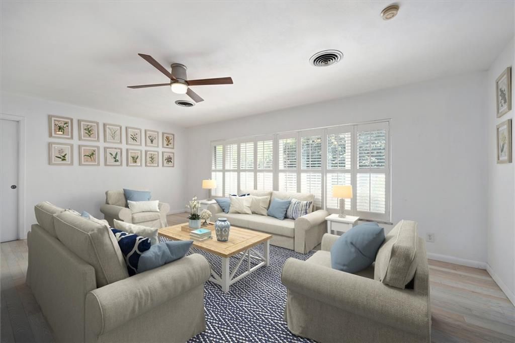 合同活跃: $1,100,000 (4 贝兹, 3 浴室, 2363 平方英尺)