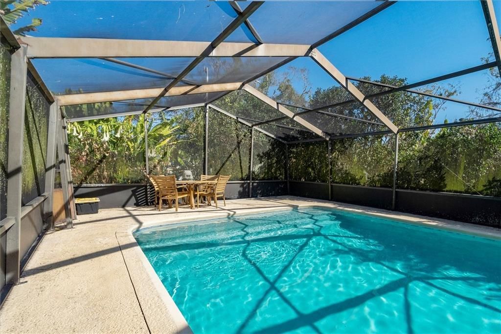 合同活跃: $1,100,000 (4 贝兹, 3 浴室, 2363 平方英尺)