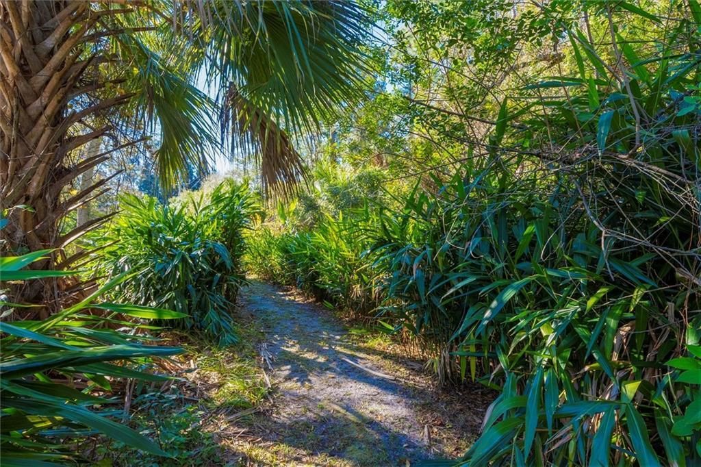 合同活跃: $1,100,000 (4 贝兹, 3 浴室, 2363 平方英尺)