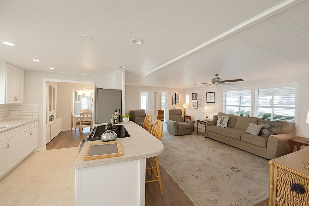 Под контрактом: $299,900 (2 спален, 2 ванн, 1440 Квадратных фут)