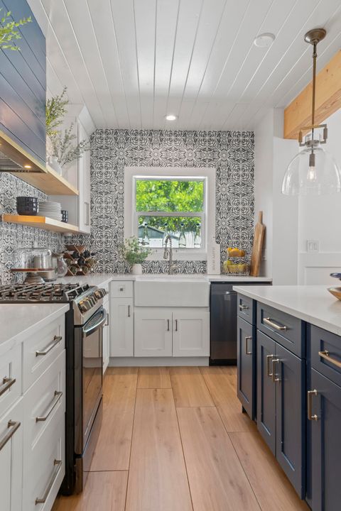 For Sale: $1,599,900 (3 beds, 3 baths, 1988 Square Feet)