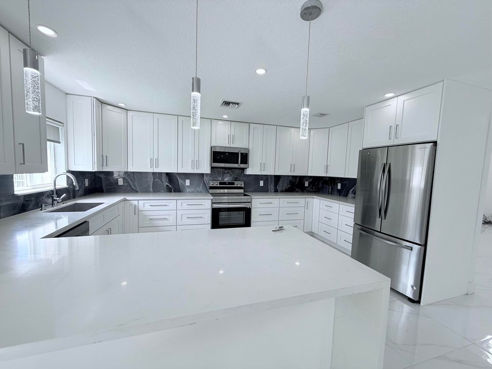 Под контрактом: $4,000 (4 спален, 2 ванн, 2260 Квадратных фут)