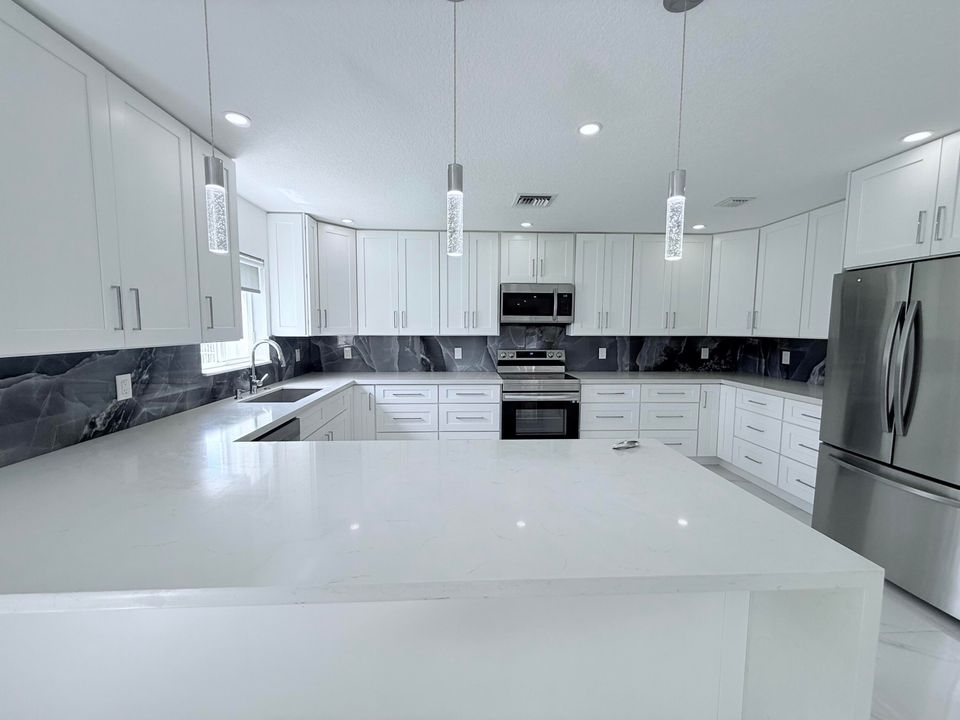 Под контрактом: $4,000 (4 спален, 2 ванн, 2260 Квадратных фут)