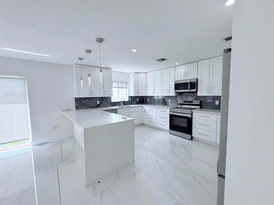 Под контрактом: $4,000 (4 спален, 2 ванн, 2260 Квадратных фут)