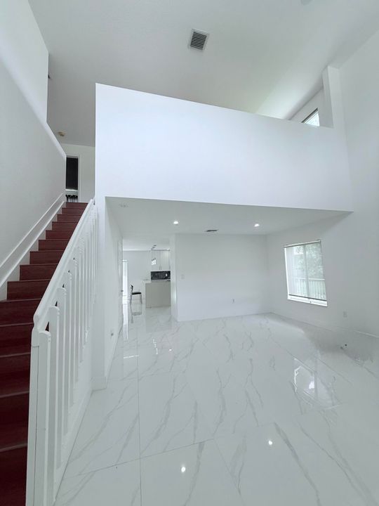 Под контрактом: $4,000 (4 спален, 2 ванн, 2260 Квадратных фут)