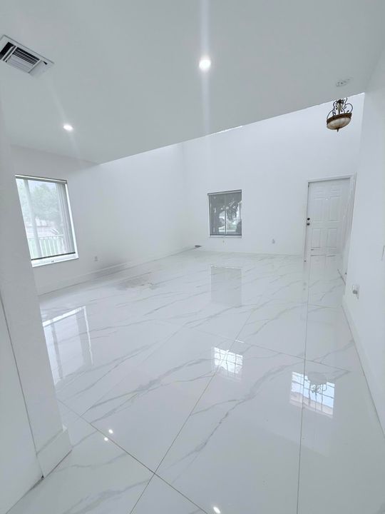 Под контрактом: $4,000 (4 спален, 2 ванн, 2260 Квадратных фут)