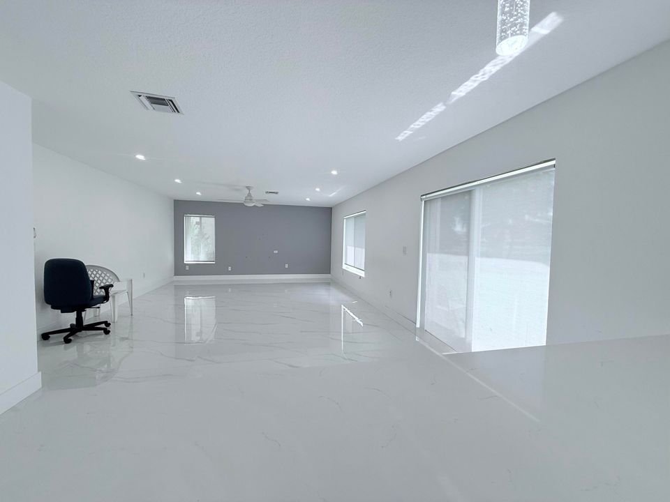 Под контрактом: $4,000 (4 спален, 2 ванн, 2260 Квадратных фут)