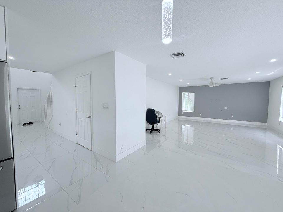 Под контрактом: $4,000 (4 спален, 2 ванн, 2260 Квадратных фут)