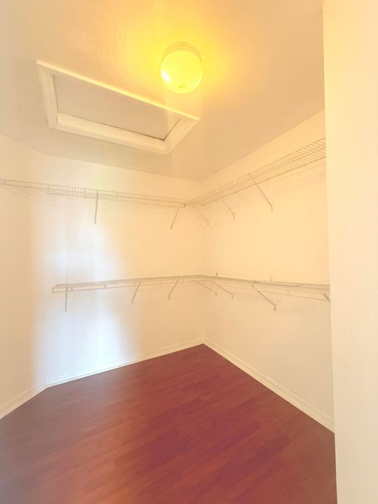 Под контрактом: $4,000 (4 спален, 2 ванн, 2260 Квадратных фут)