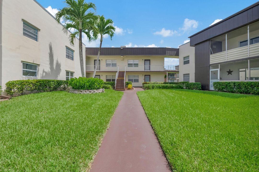 合同活跃: $1,950 (2 贝兹, 2 浴室, 902 平方英尺)