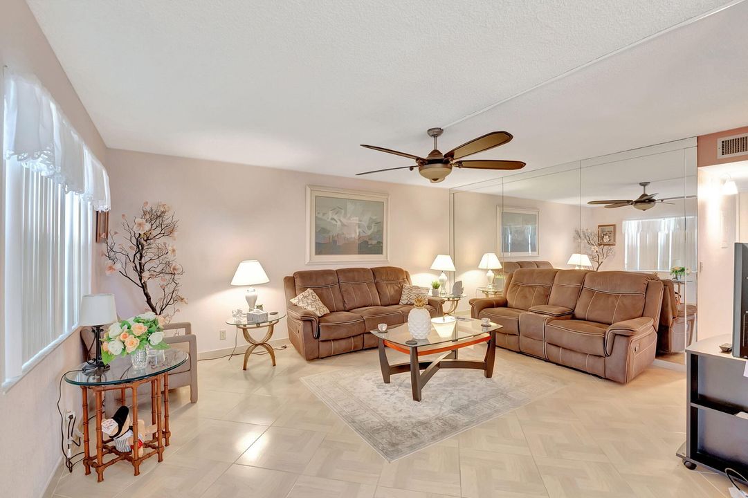 合同活跃: $1,950 (2 贝兹, 2 浴室, 902 平方英尺)