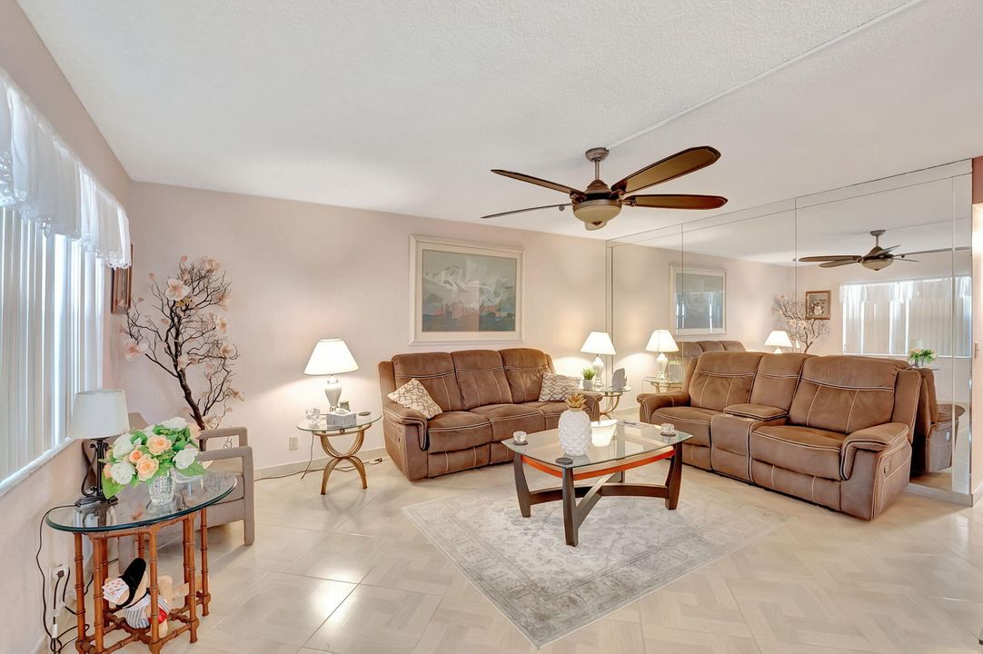 合同活跃: $1,950 (2 贝兹, 2 浴室, 902 平方英尺)