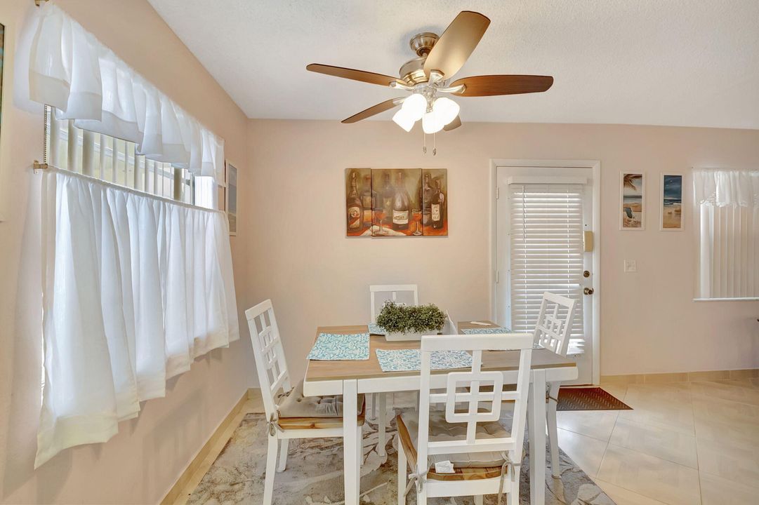 合同活跃: $1,950 (2 贝兹, 2 浴室, 902 平方英尺)