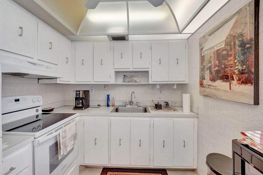 合同活跃: $1,950 (2 贝兹, 2 浴室, 902 平方英尺)