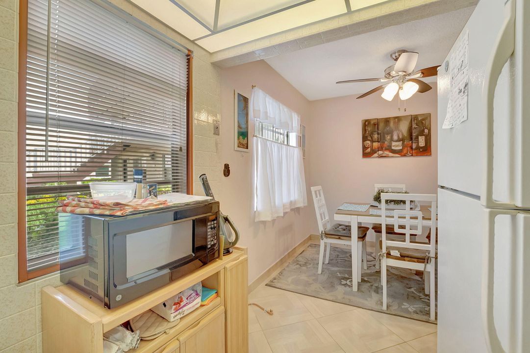 合同活跃: $1,950 (2 贝兹, 2 浴室, 902 平方英尺)