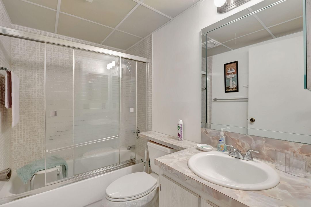 合同活跃: $1,950 (2 贝兹, 2 浴室, 902 平方英尺)