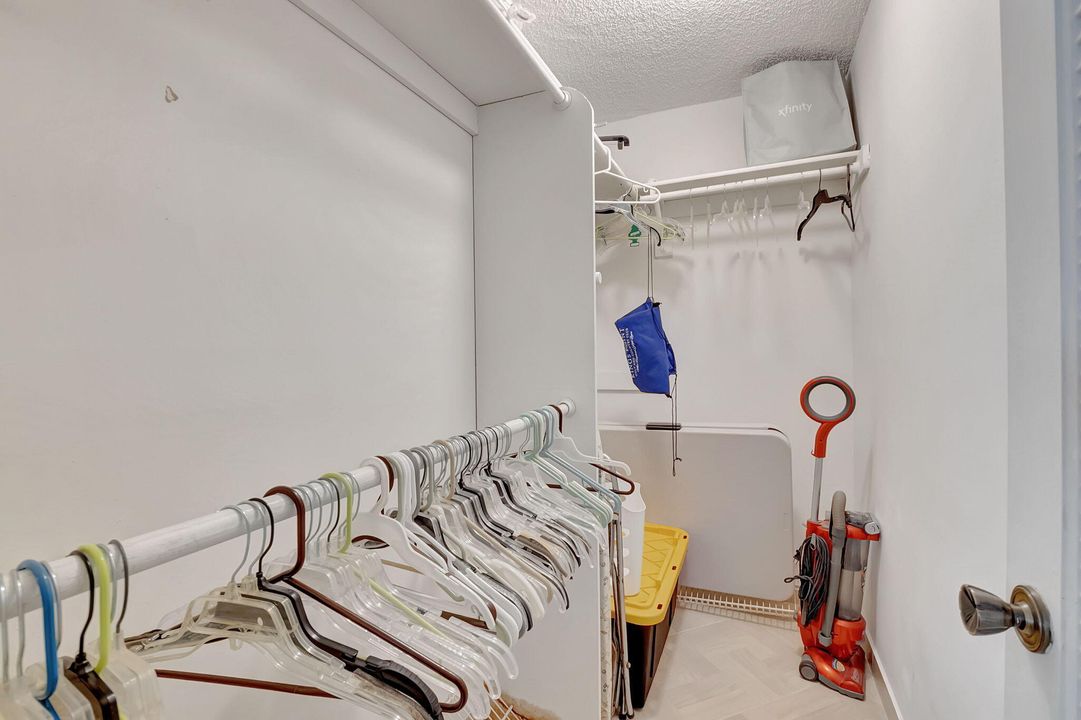 合同活跃: $1,950 (2 贝兹, 2 浴室, 902 平方英尺)