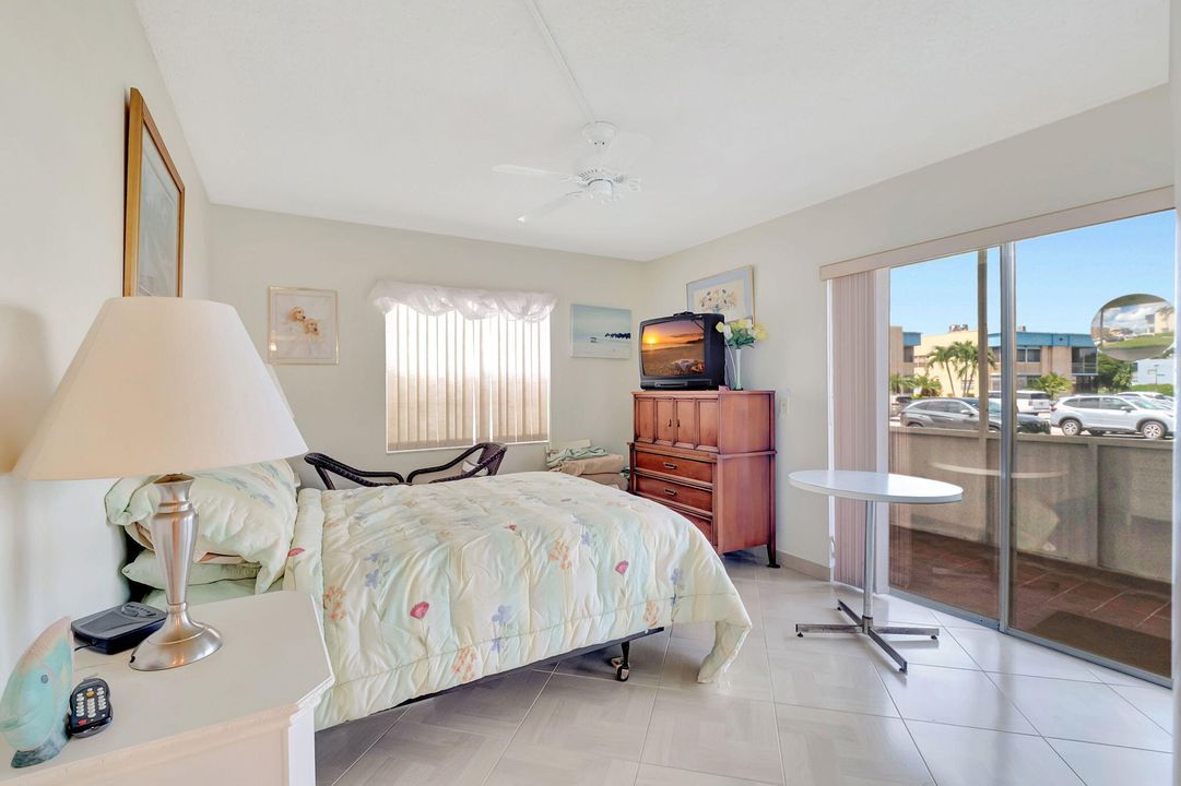 合同活跃: $1,950 (2 贝兹, 2 浴室, 902 平方英尺)