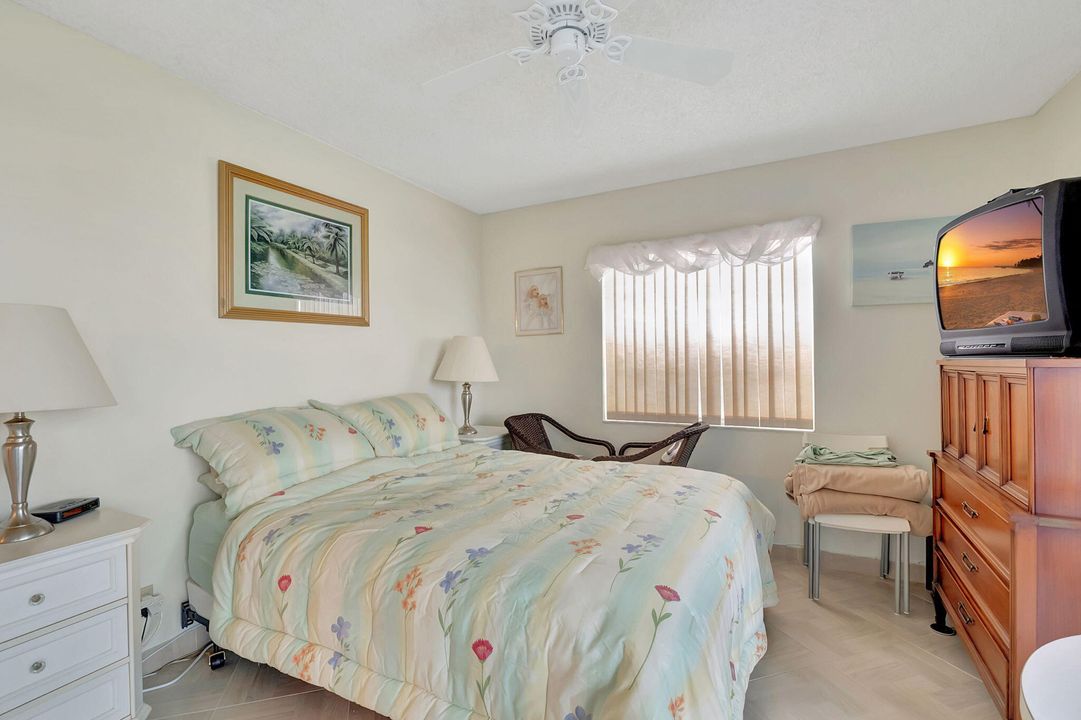 合同活跃: $1,950 (2 贝兹, 2 浴室, 902 平方英尺)