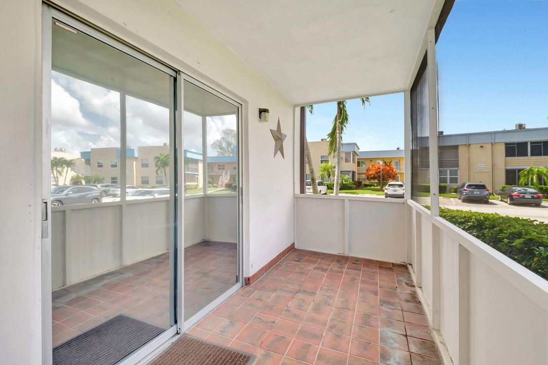 合同活跃: $1,950 (2 贝兹, 2 浴室, 902 平方英尺)