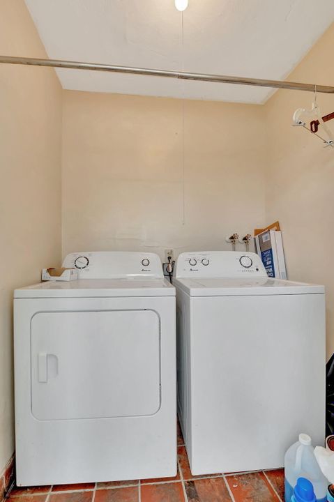 合同活跃: $1,950 (2 贝兹, 2 浴室, 902 平方英尺)