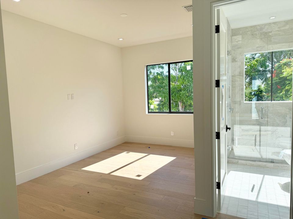 Под контрактом: $1,699,000 (4 спален, 3 ванн, 2316 Квадратных фут)