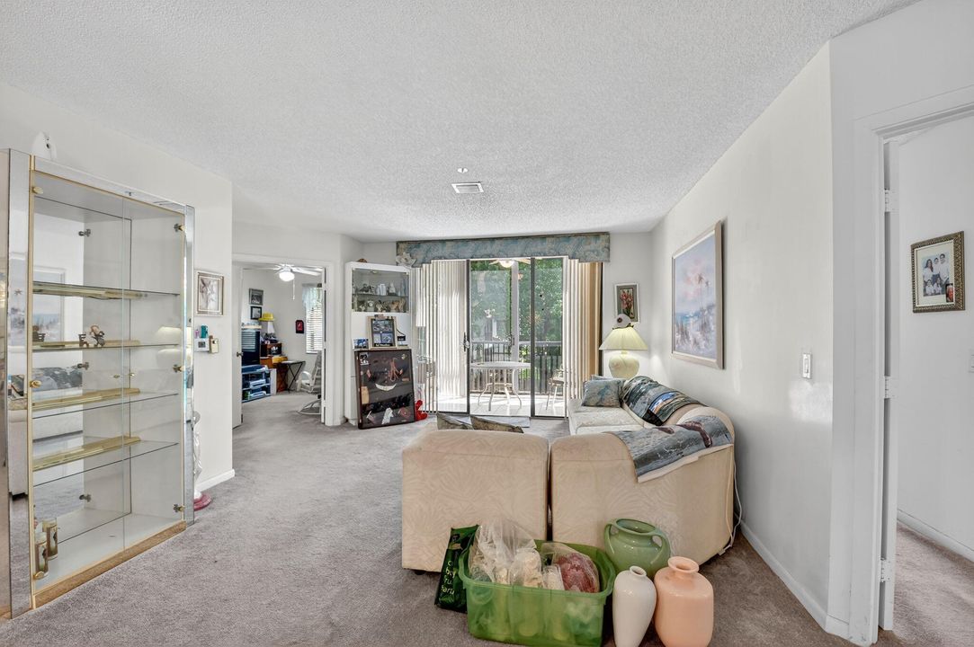 Под контрактом: $175,000 (3 спален, 2 ванн, 1374 Квадратных фут)