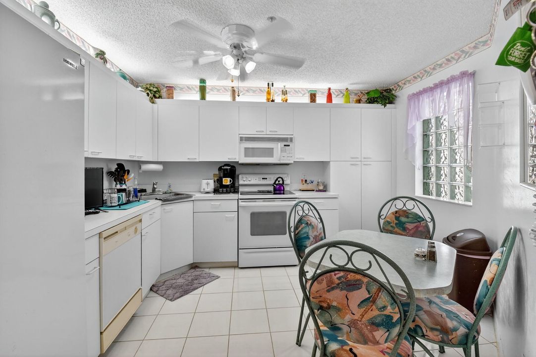 Под контрактом: $175,000 (3 спален, 2 ванн, 1374 Квадратных фут)