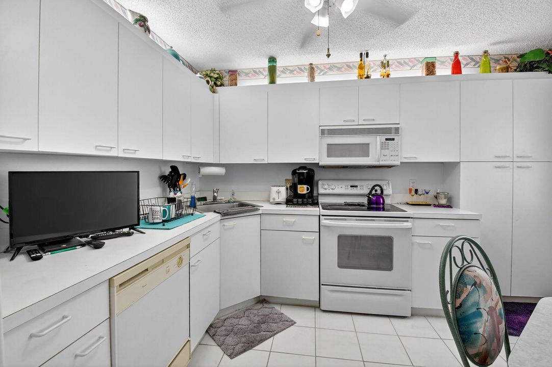 Под контрактом: $175,000 (3 спален, 2 ванн, 1374 Квадратных фут)