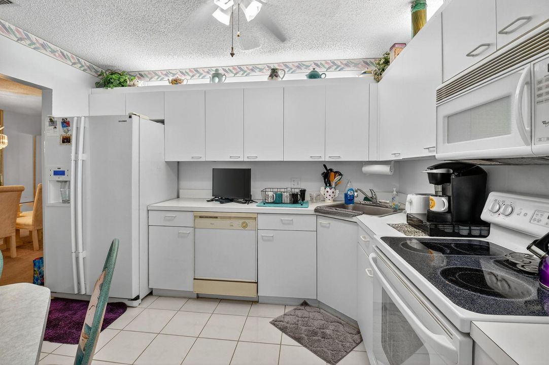 Под контрактом: $175,000 (3 спален, 2 ванн, 1374 Квадратных фут)