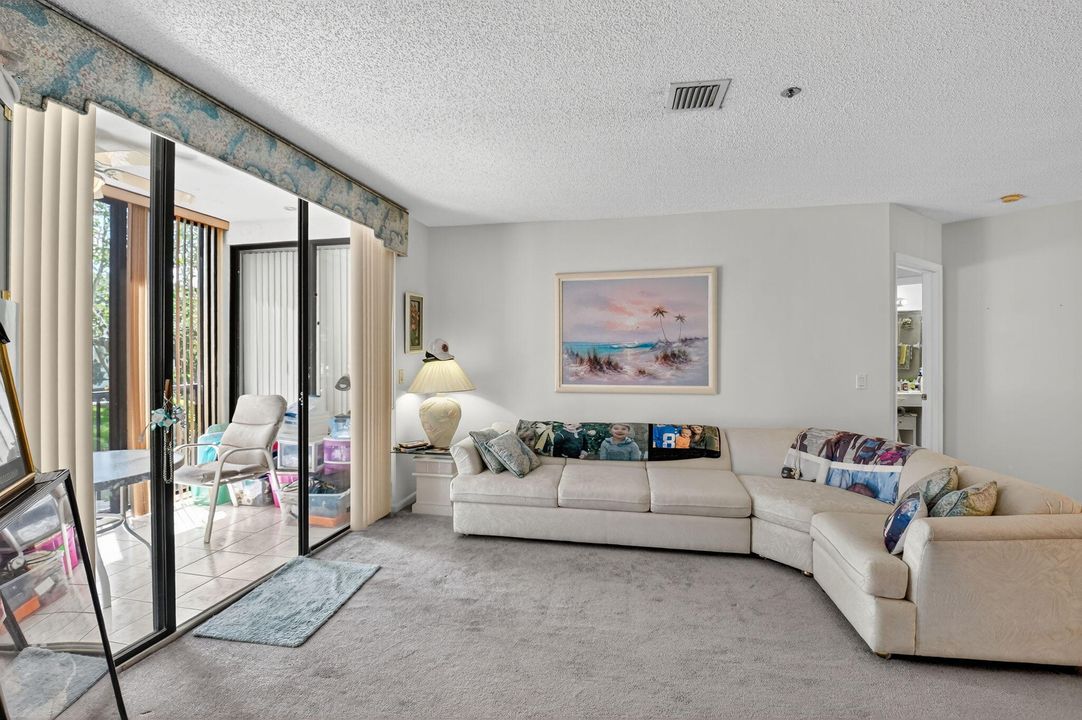 Под контрактом: $175,000 (3 спален, 2 ванн, 1374 Квадратных фут)