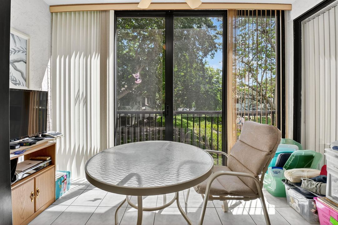 Под контрактом: $175,000 (3 спален, 2 ванн, 1374 Квадратных фут)